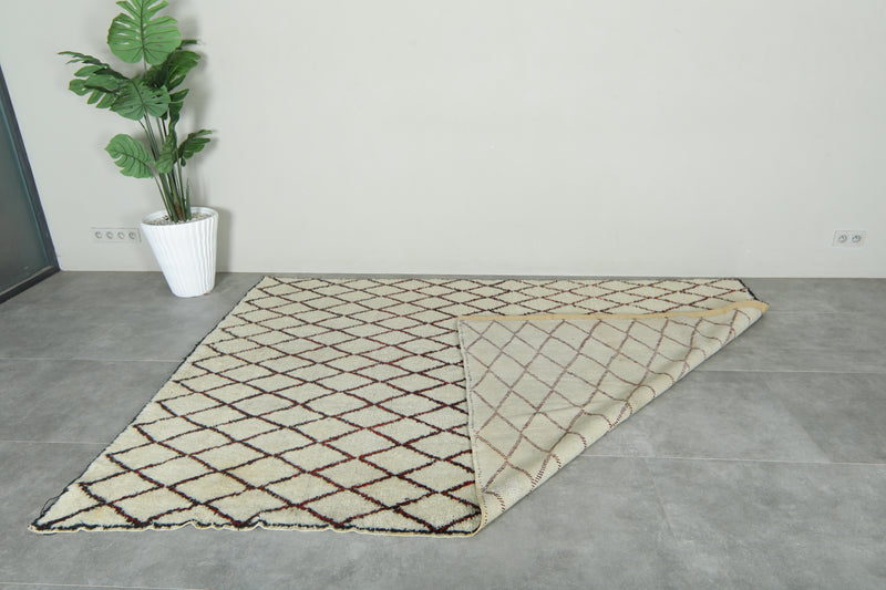 Beige Moroccan rug with black & red diamond design - 6.5 ft x 9 ft