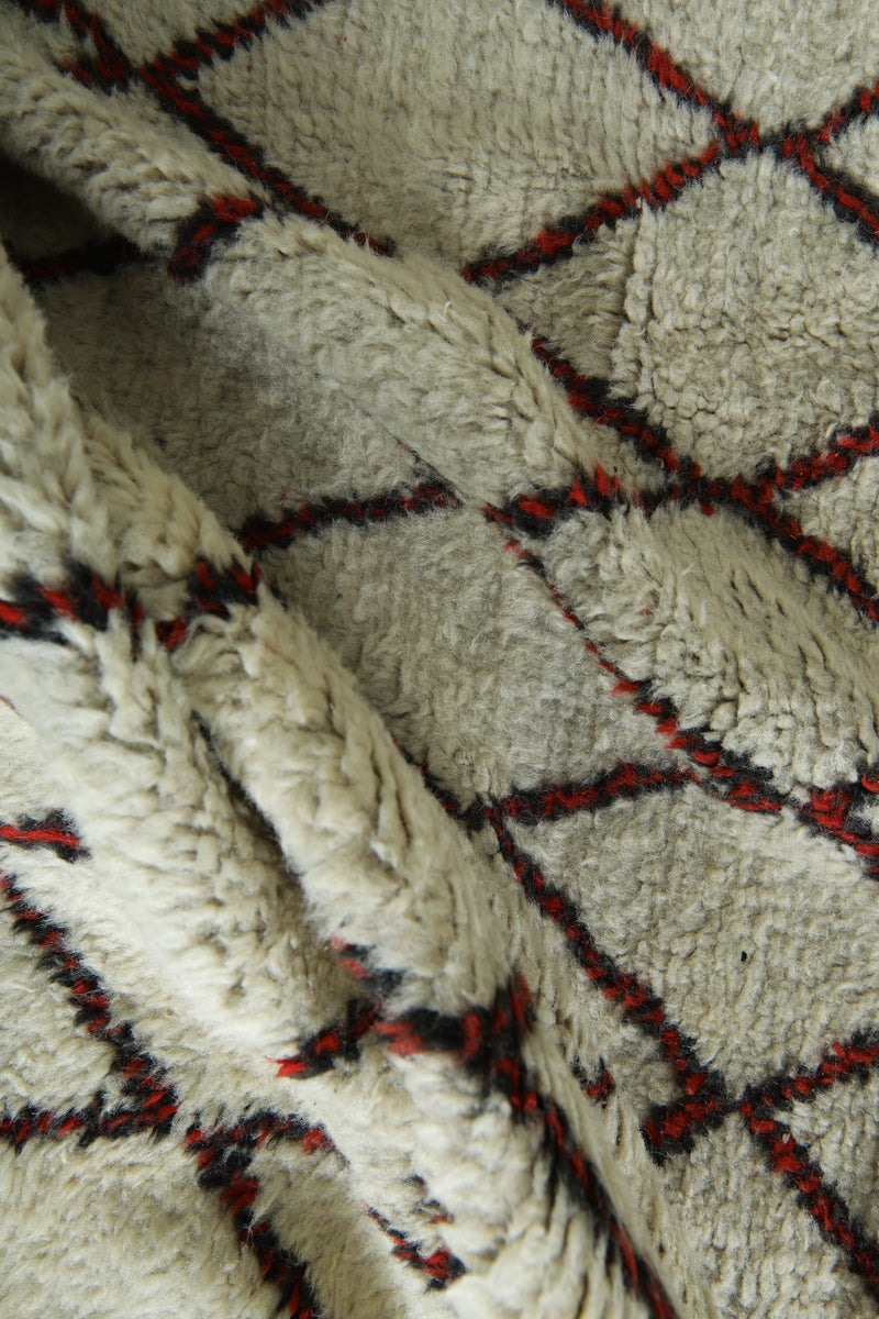 Beige Moroccan rug with black & red diamond design - 6.5 ft x 9 ft