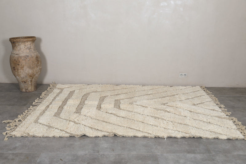 White Moroccan Rug - 6.2 x 9.2 ft | Handwoven Chevron Elegance - Beni ourain rugs