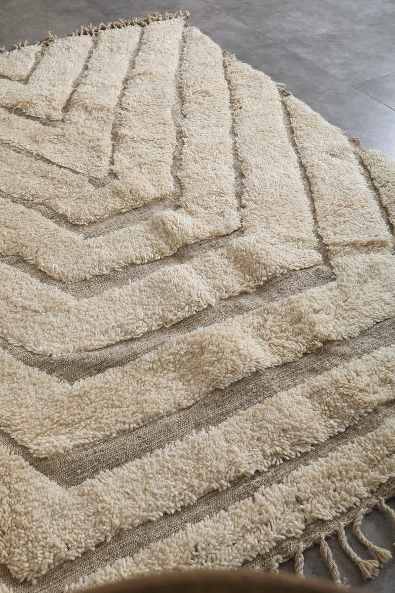 White Moroccan Rug - 6.2 x 9.2 ft | Handwoven Chevron Elegance - Beni ourain rugs