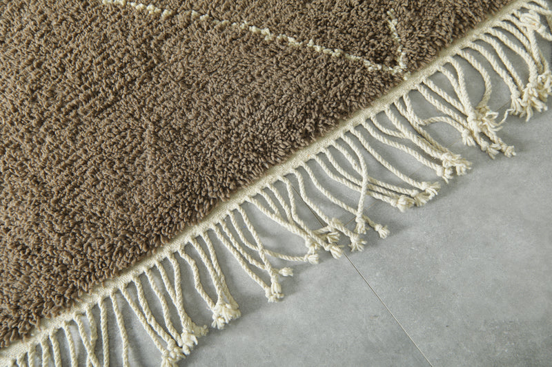 Moroccan beni ourain rug - Textured brown wool with white diamond lattice - 8.2 ft x 10.2 ft