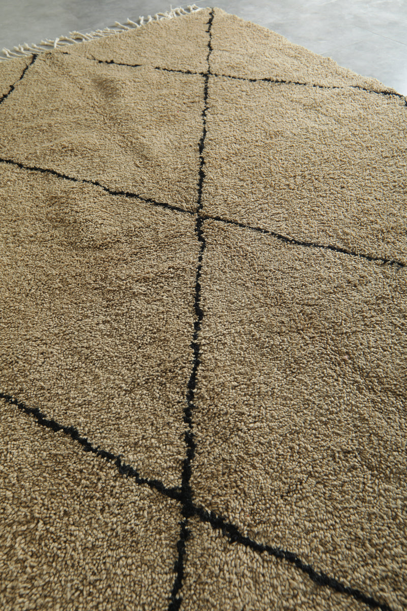 Moroccan beni ourain rug - Beige wool with black diamond pattern - 7.5 ft x 10.4 ft