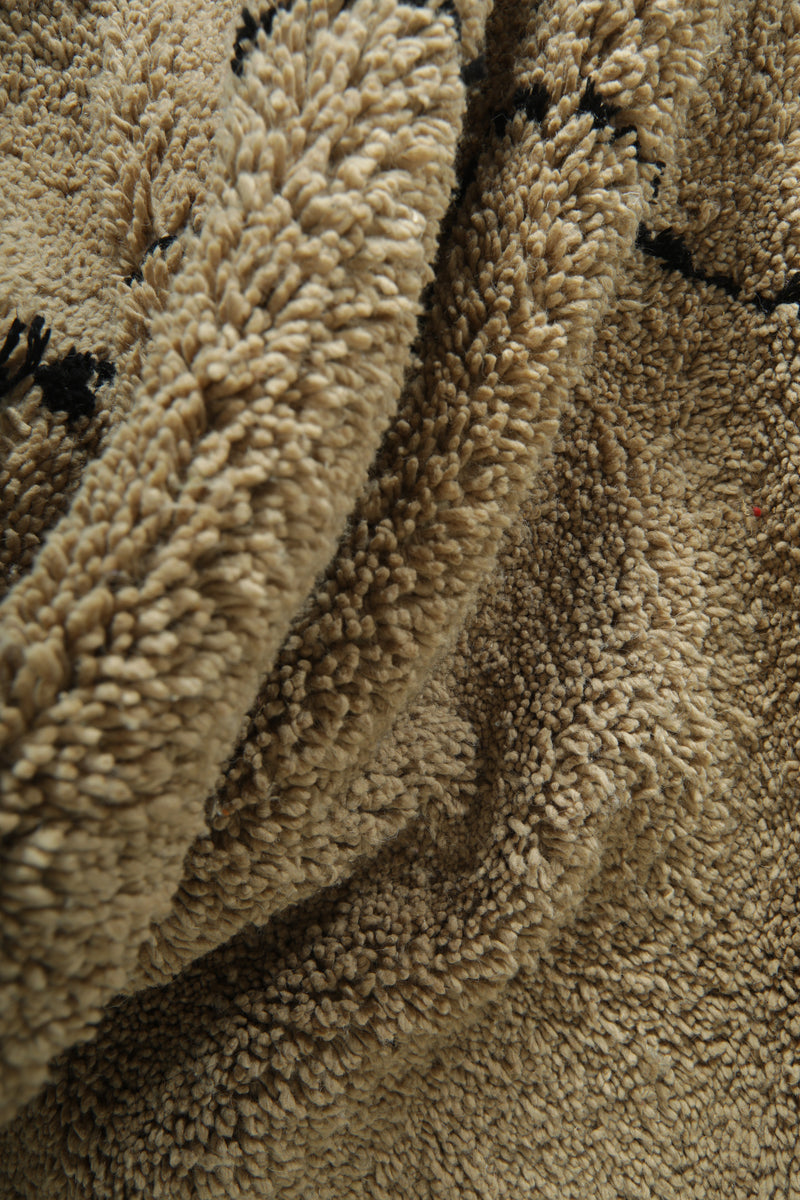 Moroccan beni ourain rug - Beige wool with black diamond pattern - 7.5 ft x 10.4 ft