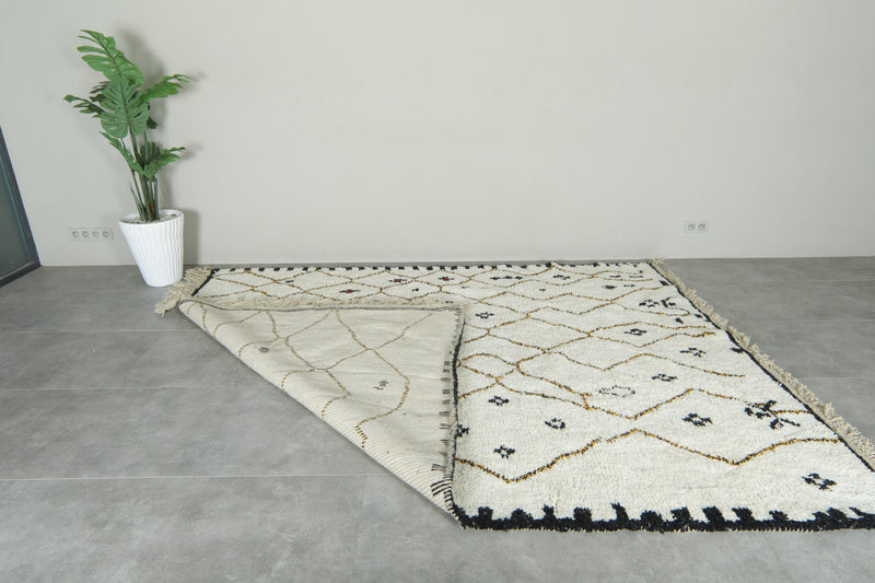 Handwoven Moroccan azilal rug – White wool rug - 7.8 ft x 10.2 ft