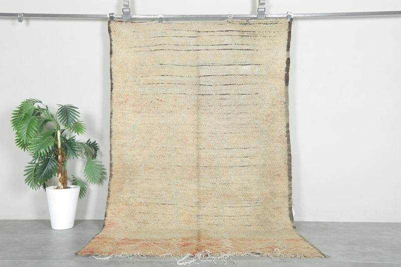 Abstract beige Moroccan vintage rug - 4.7 ft x 7.9 ft