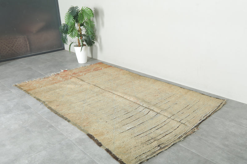 Abstract beige Moroccan vintage rug - 4.7 ft x 7.9 ft