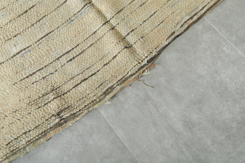 Abstract beige Moroccan vintage rug - 4.7 ft x 7.9 ft