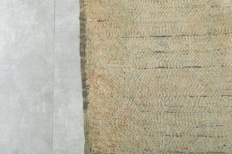 Abstract beige Moroccan vintage rug - 4.7 ft x 7.9 ft