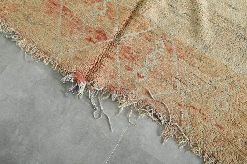 Abstract beige Moroccan vintage rug - 4.7 ft x 7.9 ft