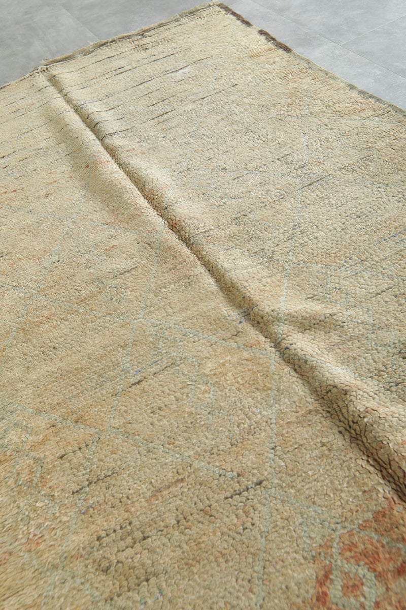 Abstract beige Moroccan vintage rug - 4.7 ft x 7.9 ft