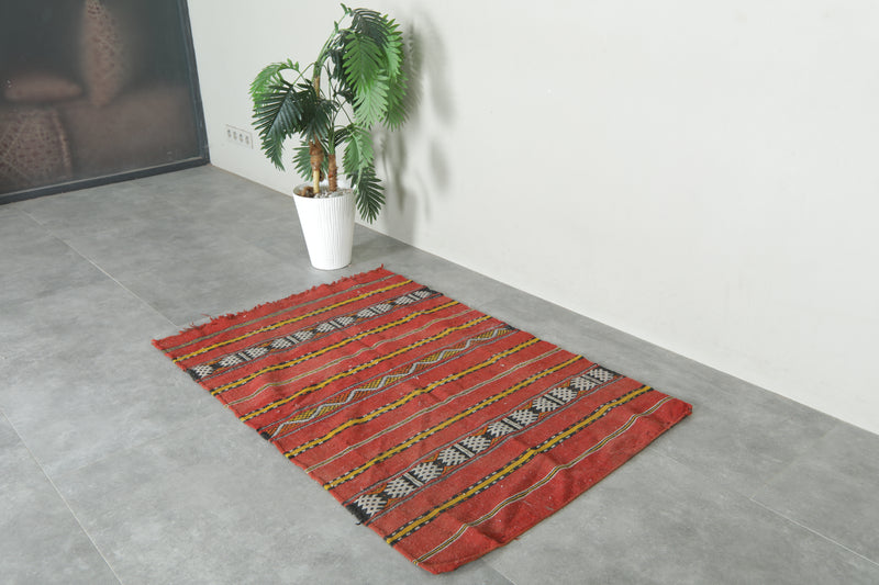 Handwoven berber flat woven rug - 3.1 ft x 4.8 ft - Moroccan wool carpet