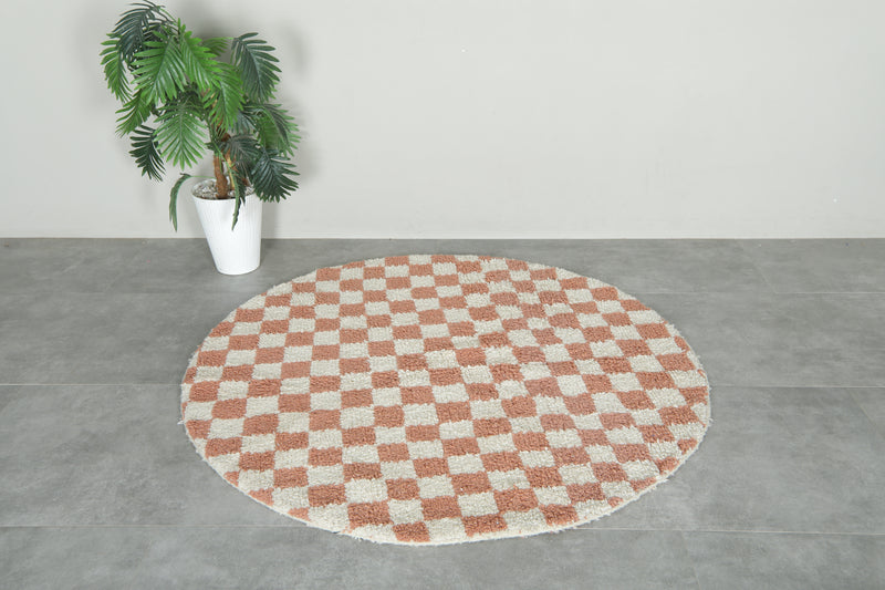 Round Moroccan wool rug – White and brown checkered pattern - 5.1 FT