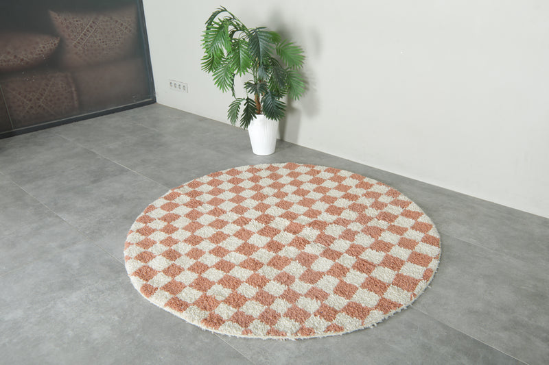 Round Moroccan wool rug – White and brown checkered pattern - 5.1 FT
