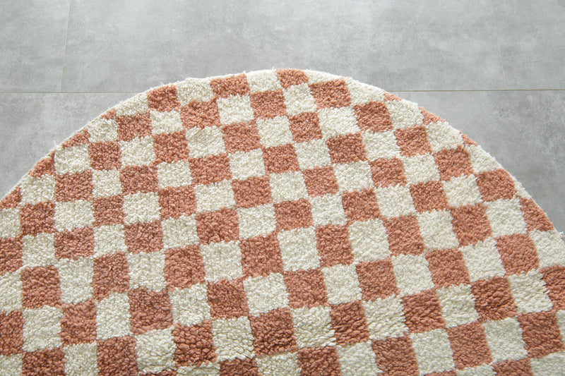 Round Moroccan wool rug – White and brown checkered pattern - 5.1 FT