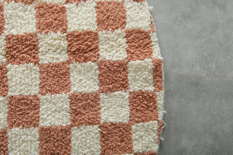 Round Moroccan wool rug – White and brown checkered pattern - 5.1 FT