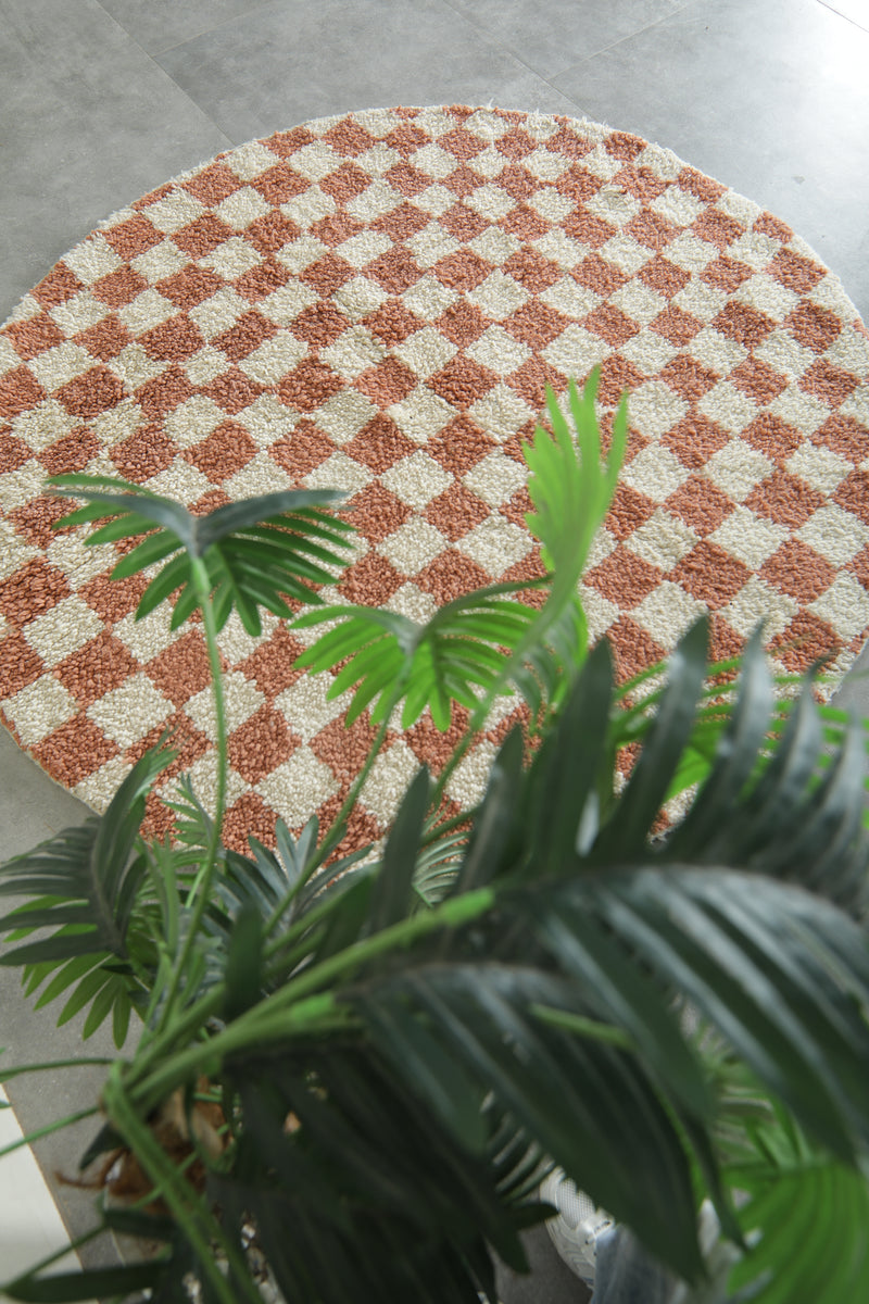 Round Moroccan wool rug – White and brown checkered pattern - 5.1 FT