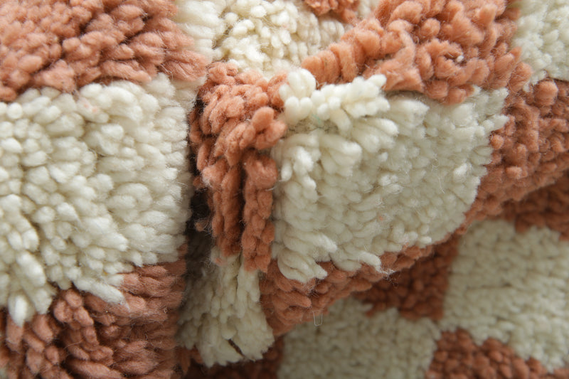 Round Moroccan wool rug – White and brown checkered pattern - 5.1 FT