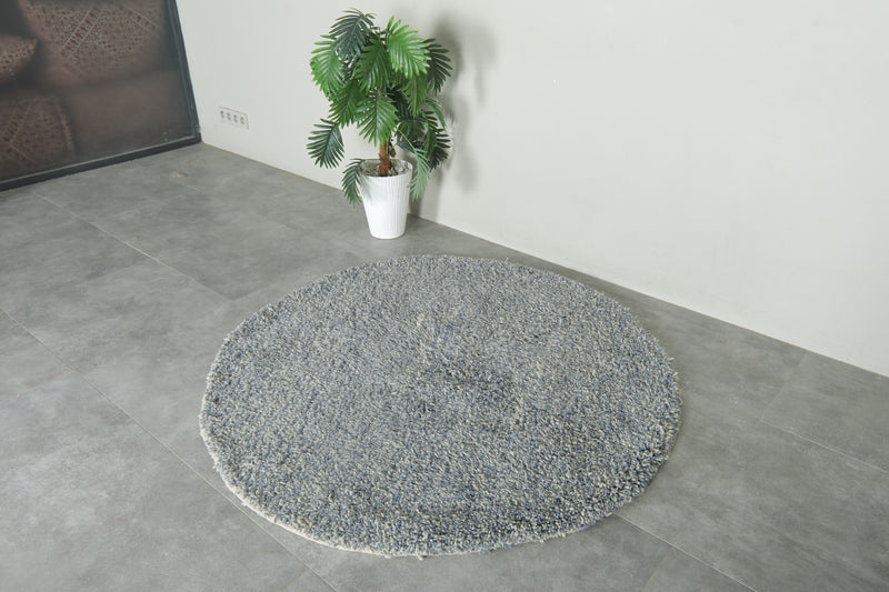 Round Moroccan shag rug in gray & white - 5 FT