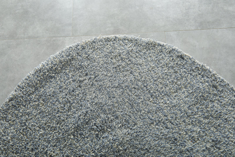 Round Moroccan shag rug in gray & white - 5 FT