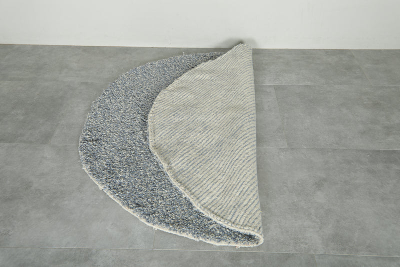Round Moroccan shag rug in gray & white - 5 FT