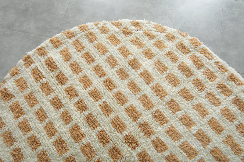 White & beige checkered Moroccan round rug - 6 ft
