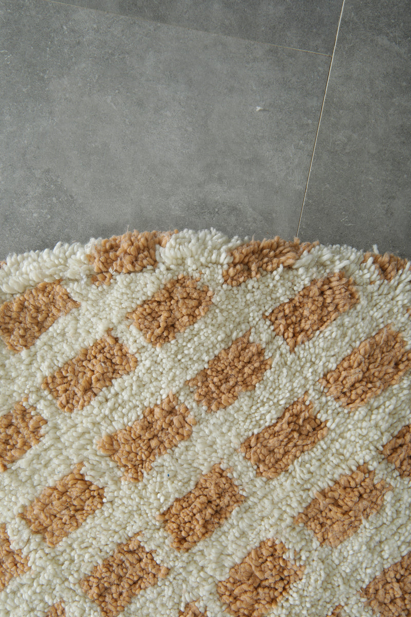 White & beige checkered Moroccan round rug - 6 ft