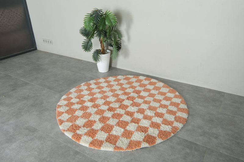 Checkered orange & white Moroccan round rug - 4.7 ft