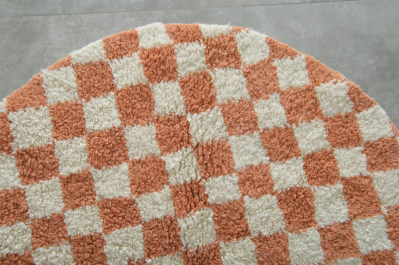 Checkered orange & white Moroccan round rug - 4.7 ft