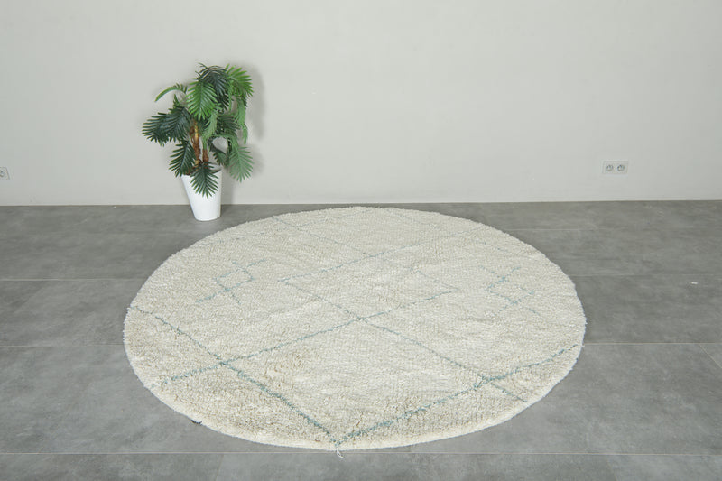 Round Moroccan wool rug - White base with light blue diamond pattern - 6.9 ft