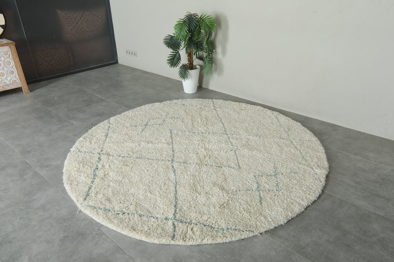 Round Moroccan wool rug - White base with light blue diamond pattern - 6.9 ft