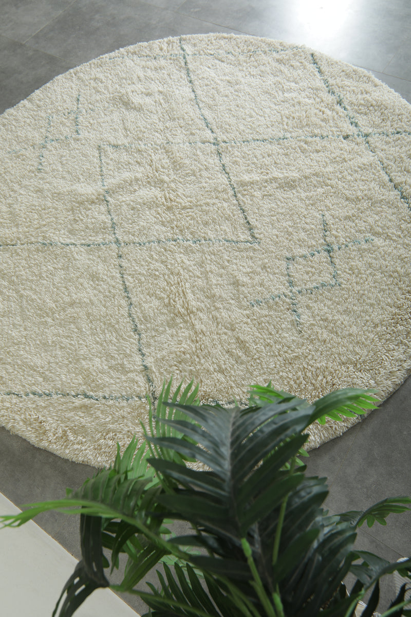 Round Moroccan wool rug - White base with light blue diamond pattern - 6.9 ft
