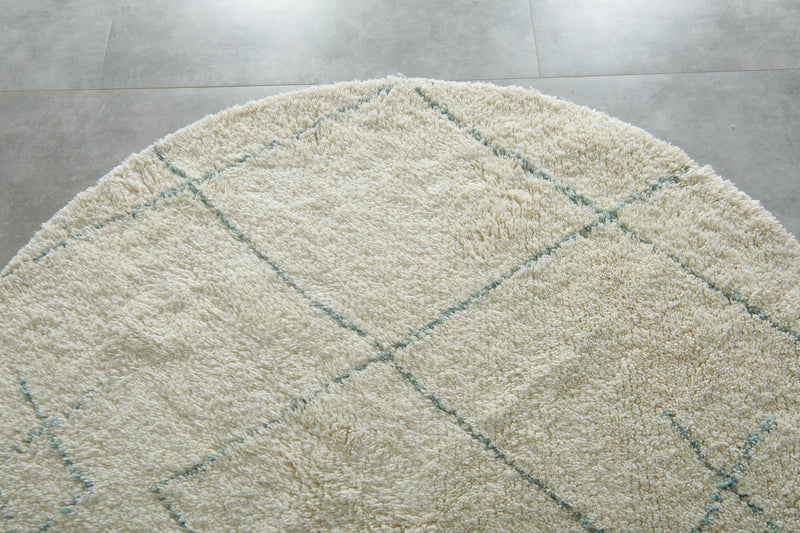 Round Moroccan wool rug - White base with light blue diamond pattern - 6.9 ft