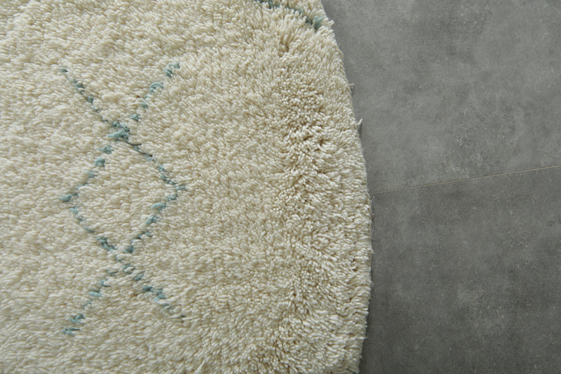 Round Moroccan wool rug - White base with light blue diamond pattern - 6.9 ft