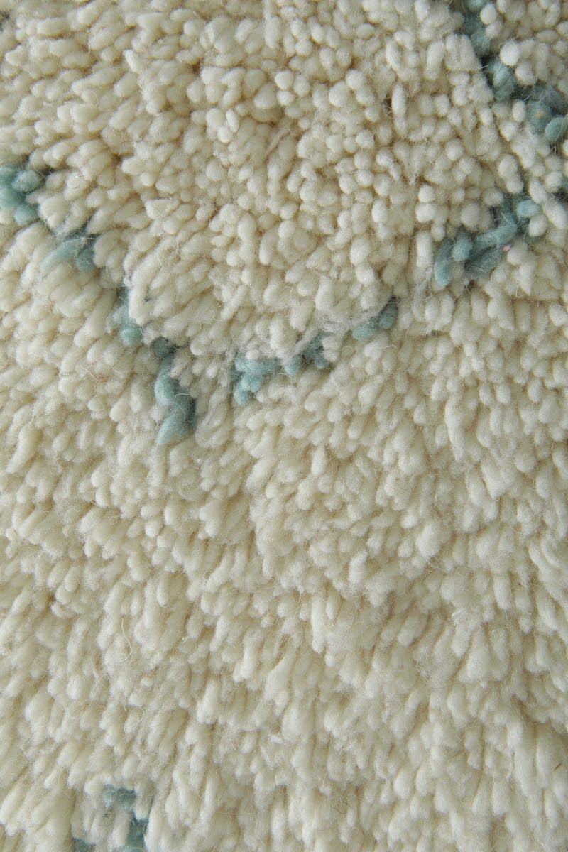 Round Moroccan wool rug - White base with light blue diamond pattern - 6.9 ft