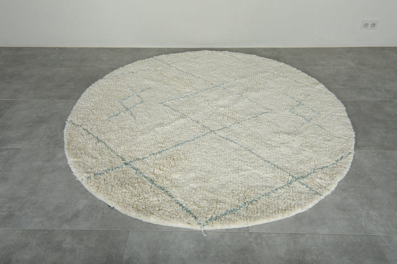 Round Moroccan wool rug - White base with light blue diamond pattern - 6.9 ft