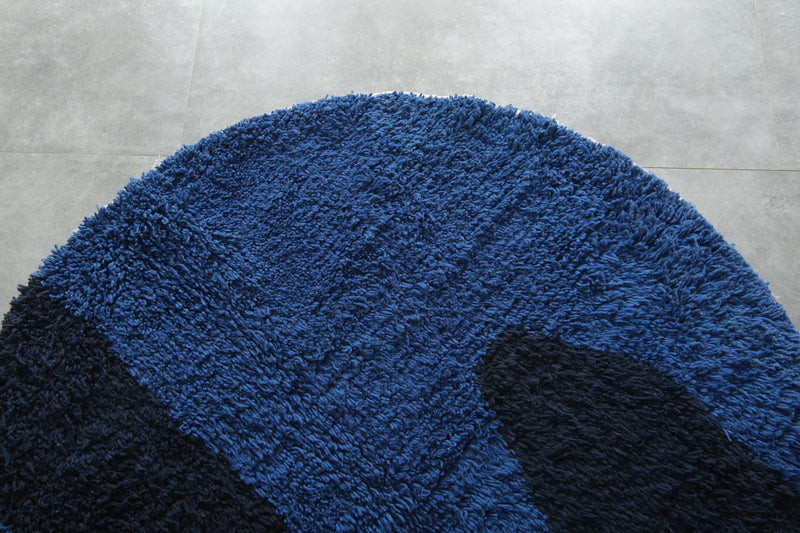 Minimalist round Moroccan rug in blue & navy - 5 ft