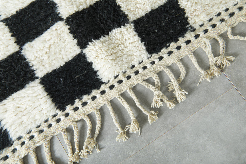 Black and whit checkered moroccan rug 2.8 ft x 9.9 ft - Handmade
