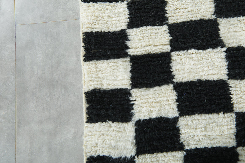 Black and whit checkered moroccan rug 2.8 ft x 9.9 ft - Handmade