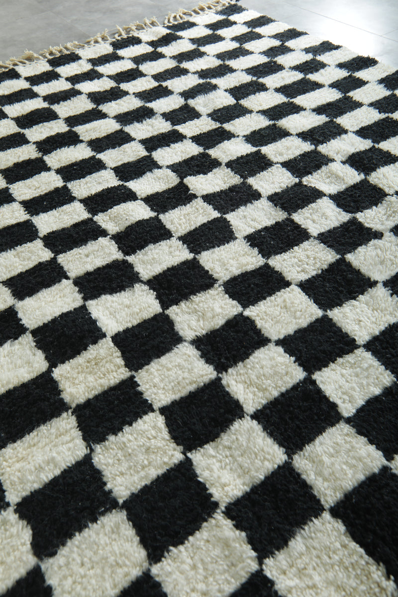 Black and whit checkered moroccan rug 2.8 ft x 9.9 ft - Handmade