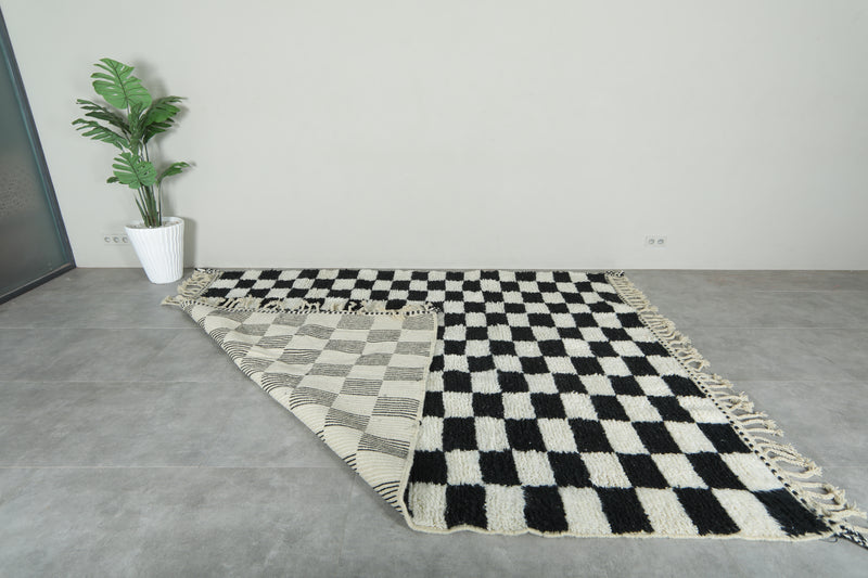 Black and whit checkered moroccan rug 2.8 ft x 9.9 ft - Handmade