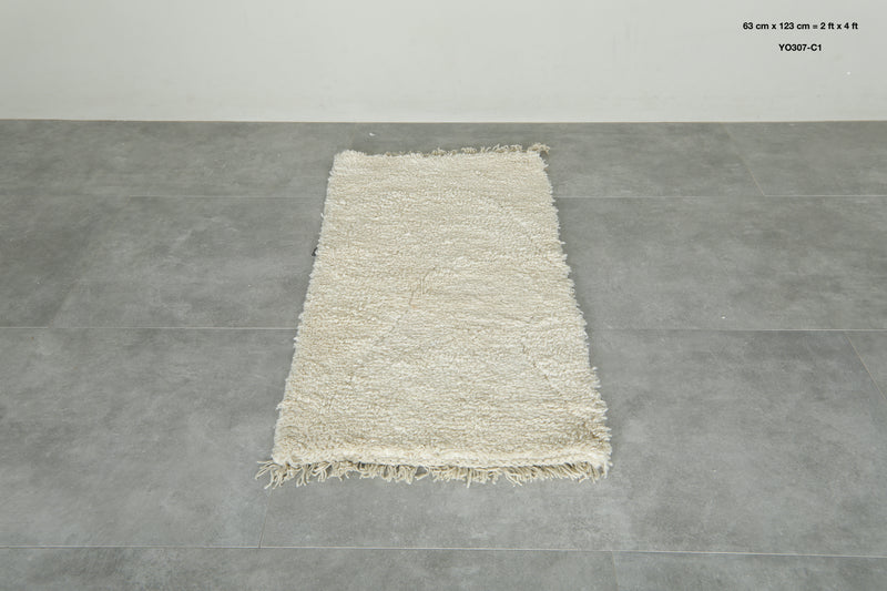 Handwoven Moroccan rug - Soft white wool rug - 2 ft x 4 ft
