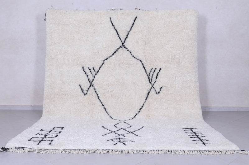 Handmade Moroccan beni ourain rug – White wool with black geometric symbols