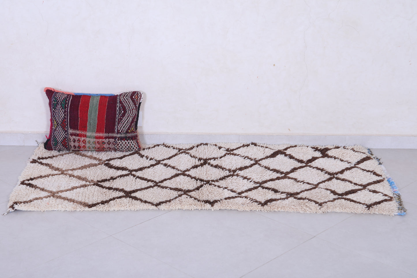 Vintage handmade moroccan berber runner rug 2.7 FT X 5.9 FT