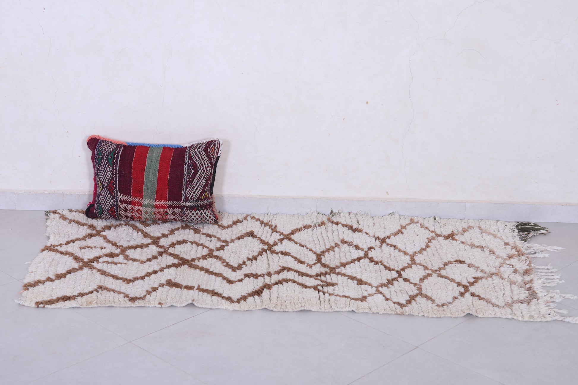 Vintage handmade moroccan berber runner rug 2.9 FT X 5.6 FT