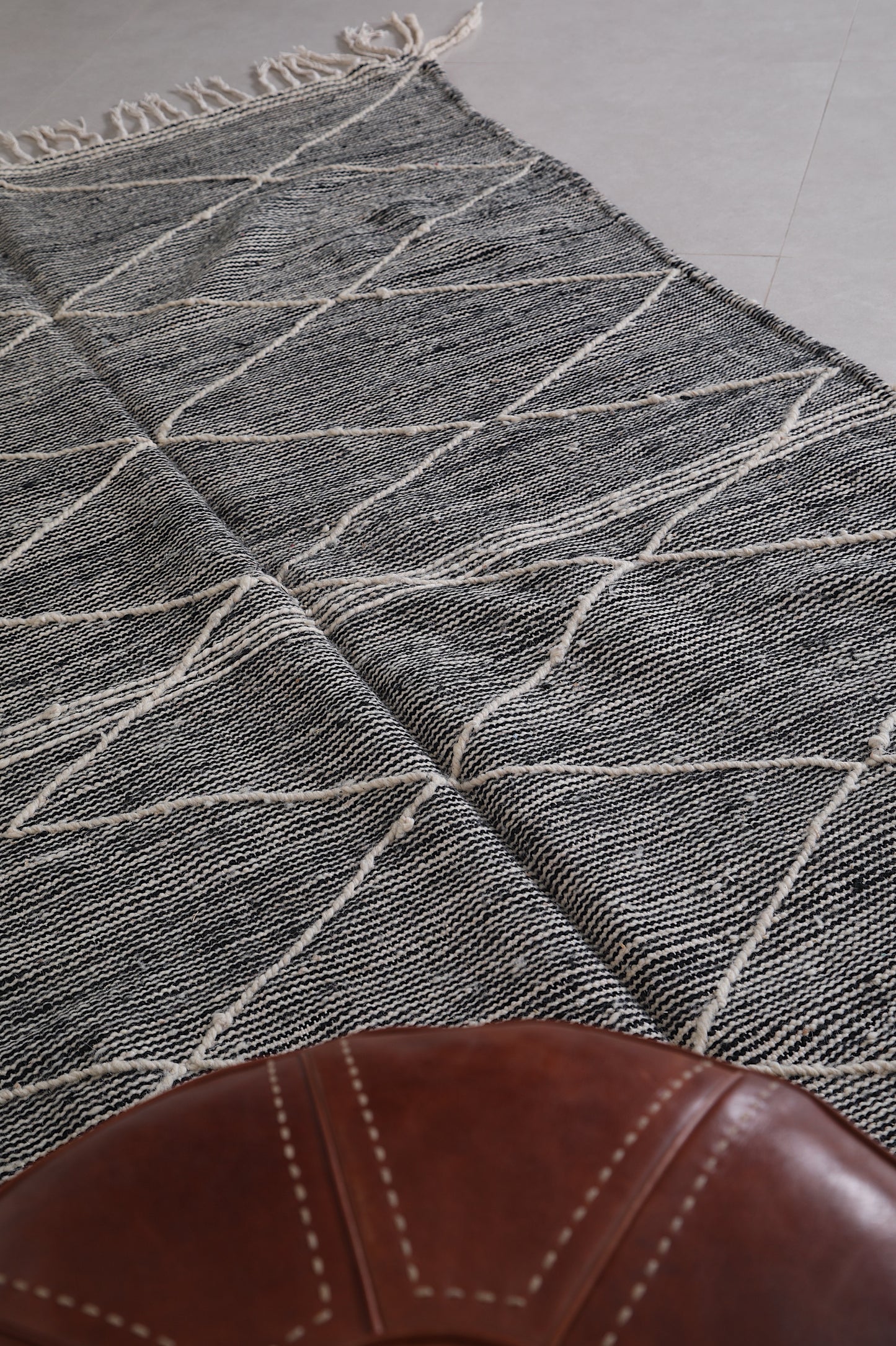 Gray Moroccan rug 4.6 FT X 8.4 FT