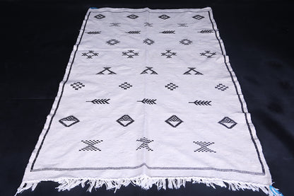 Moroccan berber rug 4.3 FT X 7.7 FT