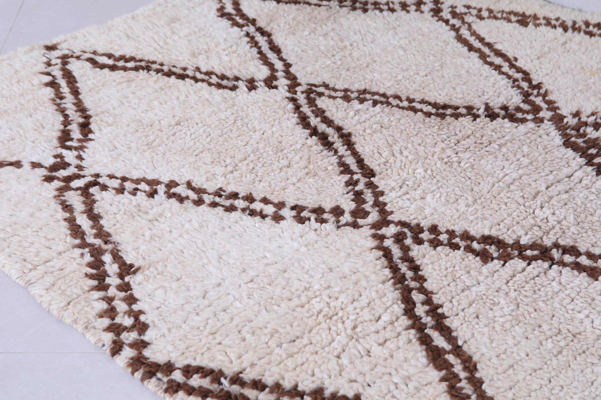 Vintage handmade moroccan berber rug 4.2 FT X 6 FT