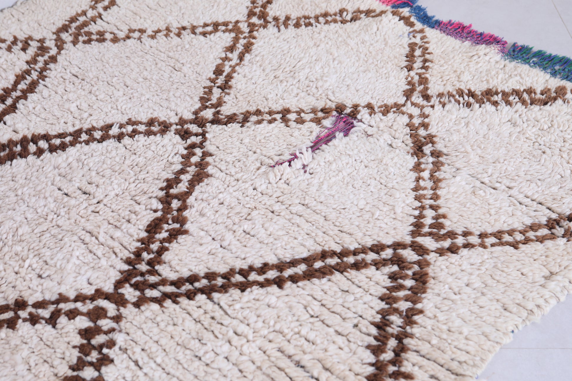 Vintage handmade moroccan berber rug 4.2 FT X 6 FT
