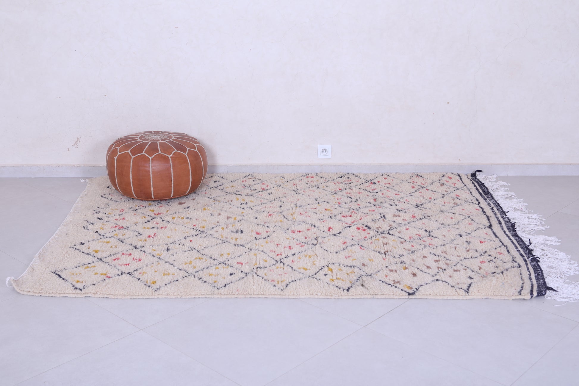 Vintage handmade moroccan berber rug 4.4 FT X 5.5 FT