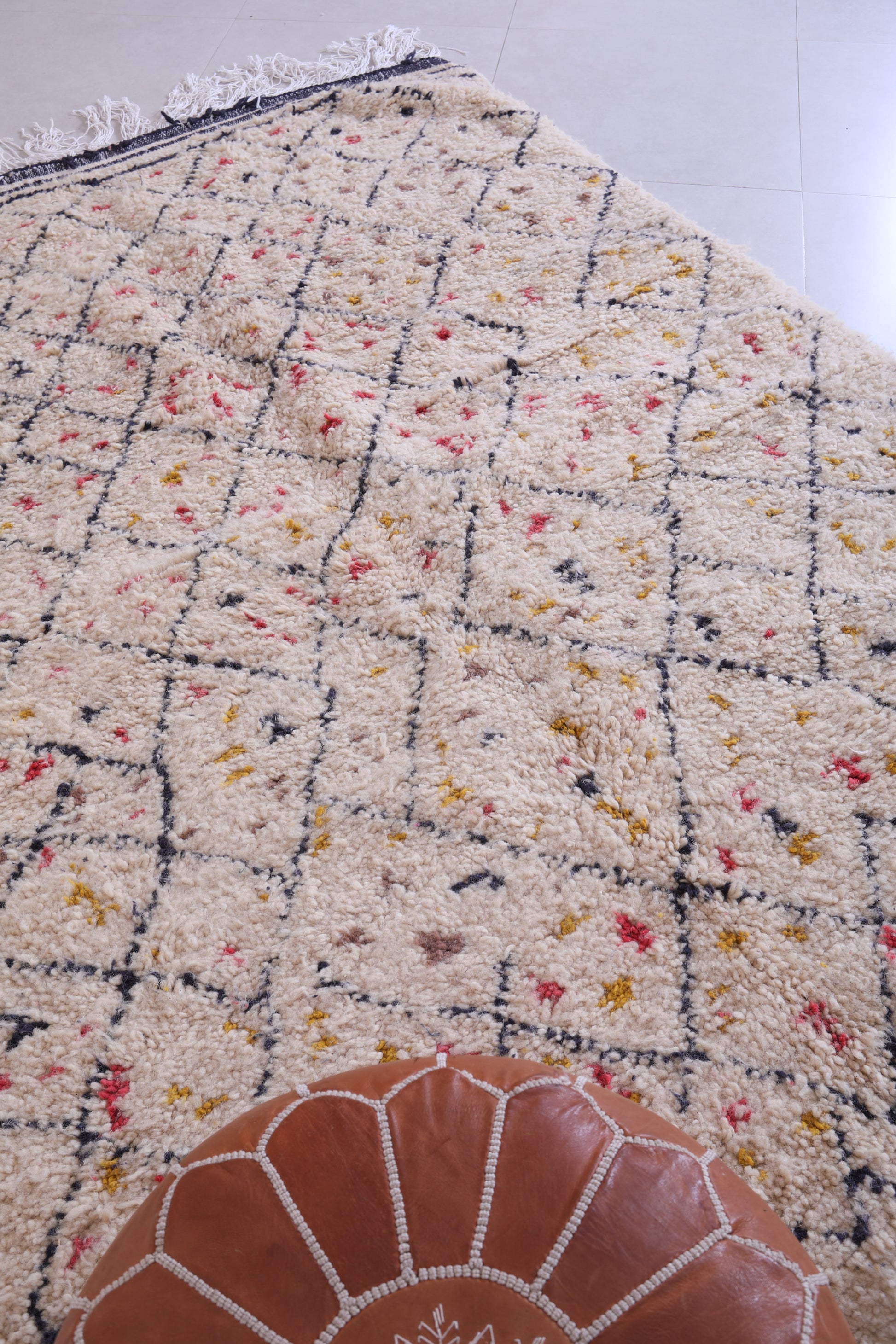 Vintage handmade moroccan berber rug 4.4 FT X 5.5 FT